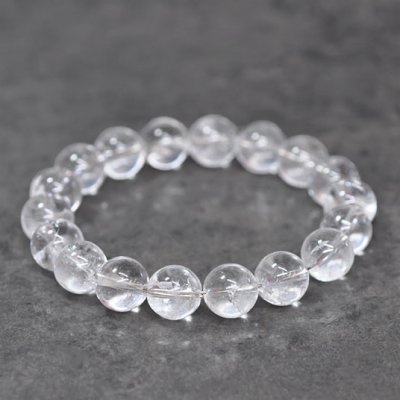 Pärlor av naturlig bergkristall av väldigt fin kvalitet, ca 10.2-10.4mm